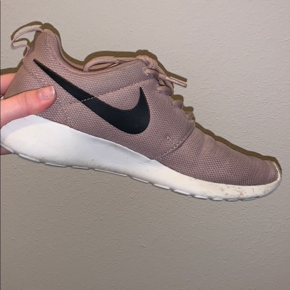 Nike Shoes - Nike Roshes